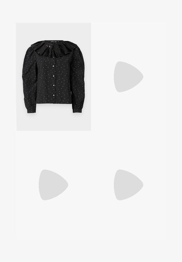 Svart bluse med en paljettbesatt volangkrage, perleknapper og et teksturert stoff med små hvite prikker. Lange puffede ermer fullfører designet.; Vide bukser laget av et teksturert, ribbet materiale i en varm brunfarge. Har en sømløs midje og en flytende silhuett.; Svarte patentlær slingback hæler med spiss tå og geometrisk blokk hæl. Har et stilrent, minimalistisk design og jevn tekstur.; Svart lær tote bag med glatt tekstur, rektangulær form og to lange håndtak. Ingen synlige deler eller dekorasjoner.