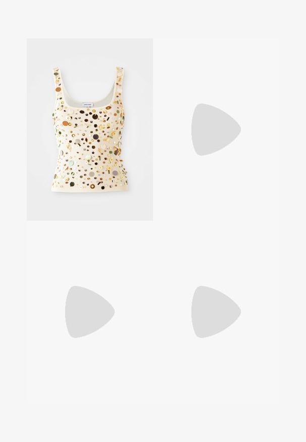 Gerippter cremefarbener Tanktop mit mehrfarbigen Pailletten, einschließlich goldenen, grünen und braunen Akzenten, mit quadratischem Ausschnitt und schmalen Trägern.; Dunkelblaue, ausgebuffte Jeans mit distressed Akzenten, hohe Taille, Taschen und sichtbare Nähdetails.; Weiße, geschnallte High-Heel-Sandalen mit flacher Zehenbasis, strukturiertem Vorderteil mit gerafften Akzenten und schlankem Knöchelriemen.; Braune Ledertasche mit herzförmigem Akzent, abgerundetem Design, goldenen Beschlägen, gehalten von einer Hand; kombiniert mit verwaschenem Denim und einem bestickten Top.; Goldfarbene Ohrringe in Form von dünnen, runden Kreolen, mit einer glatten, metallischen Oberfläche und ohne Verzierungen oder Muster.