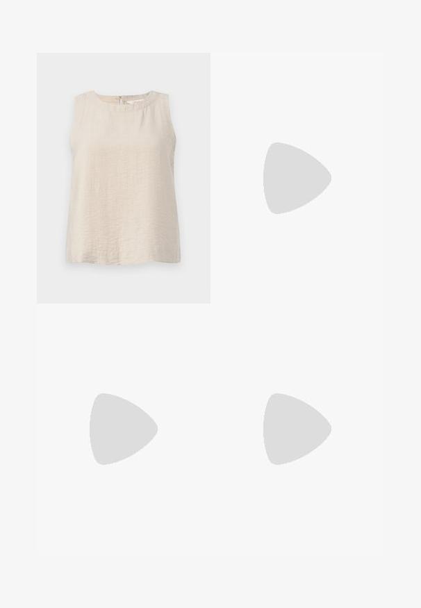 Top senza maniche in tessuto beige chiaro con superficie texturizzata. Collo rotondo e chiusura a occhiello sul retro, caratterizzato da una vestibilità morbida e rilassata.; Pantaloni ampi a vita alta in ecopelle neri con bottone frontale, chiusura con zip, passanti per cintura e tasche laterali su sfondo bianco.; Stivali neri alla caviglia in pelle liscia, con zip laterale, tacco spesso e texture, e punta arrotondata.; Borsa a tracolla in pelle nera con due manici lunghi, una texture liscia e una forma strutturata. Presenta una tasca frontale per ulteriore spazio di archiviazione.