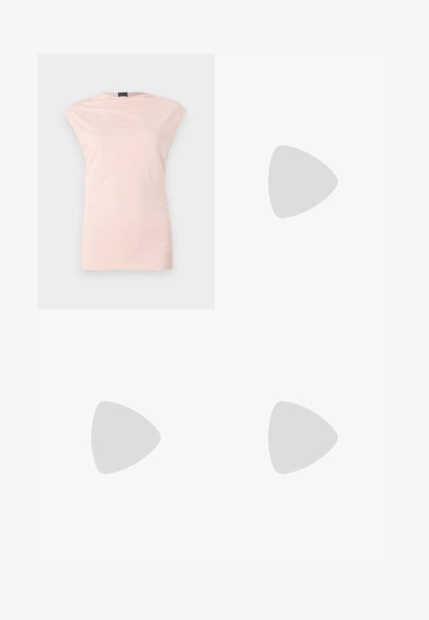 Top senza maniche di un leggero rosa, con collo rotondo, drappeggio sottile e due dettagli sui fianchi. Realizzato in tessuto morbido e liscio, con una silhouette slanciata.; Pantaloni neri su misura con un design a gamba dritta, caratterizzati da una texture liscia e pieghe ben definite sul davanti. Senza hardware visibile.; Tacchi slingback in pelle nera con punta affusolata, caratterizzati da un tacco alto e un accento dorato sulla cinghia regolabile. Texture liscia.; Borsa a mano in pelle nera con un design strutturato, caratterizzata da una forma corta, manico superiore e accessori in metallo dorato. Inclusa tracolla regolabile.