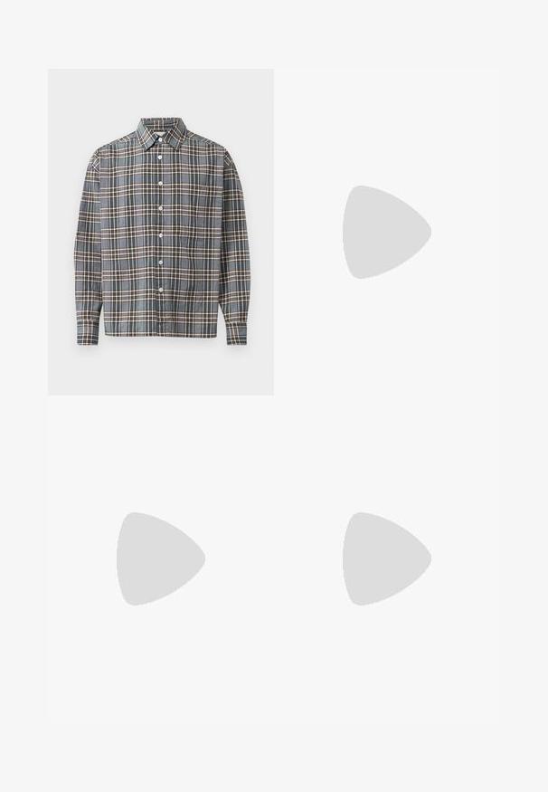 Chemise à manches longues à boutons avec un motif tartan bleu, brun et beige et une poche poitrine sur un fond clair.; T-shirt blanc en coton, doté d'un col rond noir et de trois rayures noires sur chaque épaule. Petit logo noir sur la poitrine.; Jean en denim bleu foncé à jambes droites, avec poches avant et fermeture à bouton, présenté sur un fond blanc uni.; adidas Originals SAMBA OG UNISEX - Baskets basses - alumina/medium dark khaki/gum