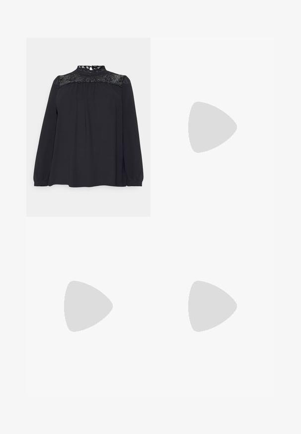 ONLY Carmakoma CARNEWCAT - Bluse - black; Brune og kremfargede bukser med zebra-mønster, med strikk i livet, som har en vide benmodell og glatt tekstur.; Sorte hælede sandaler med en glat syntetisk læderoverdel, åben tå-design og en karakteristisk vinkelret hæl. Minimalistisk firkantet fodseng.; Gullfarget metallisk håndveske med en strukturert design, glatt tekstur og justerbar stropp. Har en unik trekantet form og minimalistisk søm.