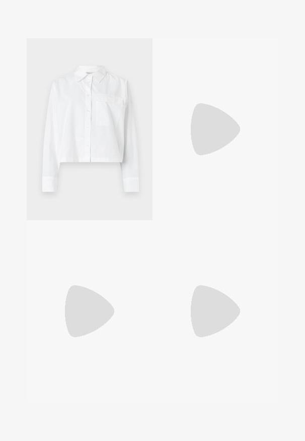 Hvit avkortet skjorte med knapper laget av lett stoff, med klassisk krage, lange ermer og en enkelt brystlomme.; Svarte, vide bukser med elastisk midje og justerbar snor. Laget av et glatt, lett stoff uten synlige mønstre.; Sorte skinnloafere med rund tå, sydd detaljer og en liten hæl. Glatt tekstur og en fleksibel gummisåle.; Svart håndveske med strukturert form, jevn tekstur og metallisk lås. Kombinert med brede svarte bukser og sandaler med åpen tå på tregulv.