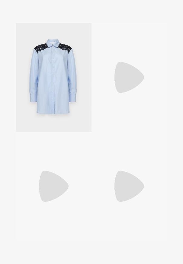 Camicia azzurra chiara con maniche lunghe, dotata di dettagli in pizzo nero sulle spalle e colletto classico. Tessuto in cotone morbido.; Jeans argentati con paillettes, caratterizzati da un design a zampa d'elefante, con una cintura in denim e lati, creando una superficie testurizzata e riflettente.; Sandalo bianco con tacco a spillo e punta quadrata, due fasce sottili e una cinghia con fibbia alla caviglia; accenti di glitter argento sul tacco.; Borsa a tracolla in pelle nera con dettagli a frangia, catena dorata e manico ritagliato. Presenta il logo sulla parte anteriore.