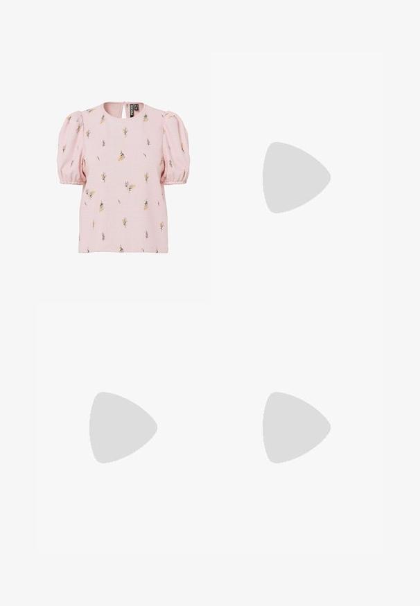 Rosa texturerad blus med puffärmar, prydd med ett blommönster i gult och violett. Rund halsringning med ett litet nyckelhål bak.; Vita, avslappnade sweatpants i mjukt material, med elastisk midja och dragsko samt raka ben.; Vita plattformssneakers med en slät läderliknande överdel, rundad form, vadderad krage och texturerad gummisula med definierade mönster.; Vit syntetisk handväska med triangulär form, platt framklaff och rosettdetalj, justerbar rem, slät textur och minimalistisk design.