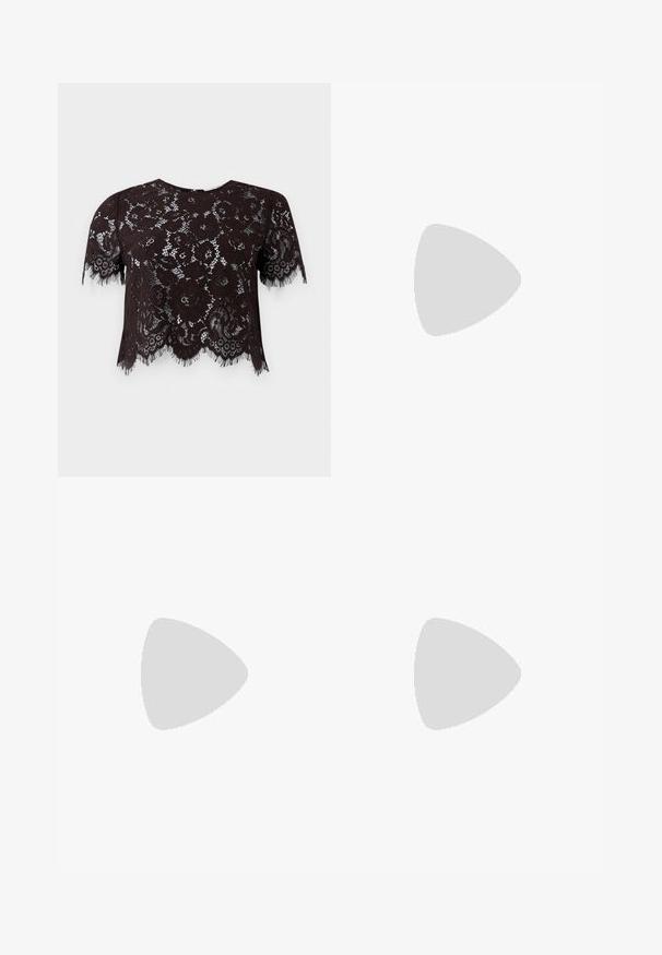 Top corto in pizzo nero con maniche corte, caratterizzato da motivi floreali e bordi frangiati. Il design presenta un orlo ondulato per un tocco di dettaglio in più.; Jeans bianchi svasati in denim, con cinque tasche, chiusura frontale con bottone e vestibilità classica che si allarga all'orlo.; Stivale alla caviglia in pelle beige con punta affusolata e tacco conico. Texture liscia con cuciture minime e silhouette elegante.; Occhiali da sole rotondi con montatura in metallo dorato, lenti con gradiente marrone, dettagli in plastica trasparente ai lati e astine a motivo marrone.; Borsa a tracolla in pelle nera con un design curvo, dotata di una chiusura in metallo dorato e logo in rilievo sulla parte anteriore. Superficie testurizzata.; Orologio quadrato in metallo argento e oro con un quadrante grigio chiaro, tre subdials e dettagli dorati. Presenta un bracciale testurizzato con un design bicolore.