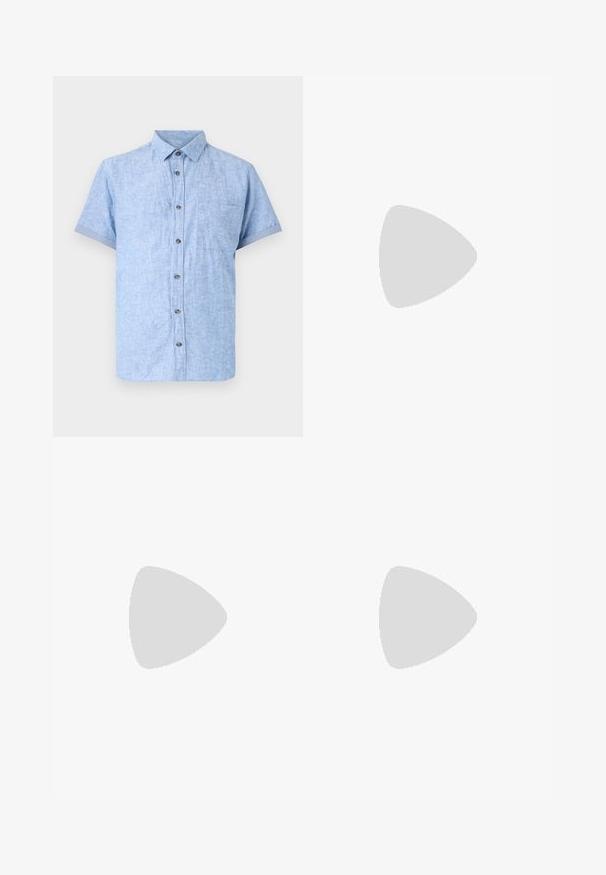 Camicia azzurra a maniche corte realizzata in un tessuto testurizzato, con frontale a bottoni, taschino e polsini arrotolati.; Pantaloni leggeri blu navy con texture morbida, design a gamba dritta, chiusura con bottone e tasche laterali.; Mocassini beige chiaro con punta affusolata, materiale liscio, una fascia sulla tomaia e una suola bassa marrone. Design semplice con accenti minimi.; Occhiali da sole neri con forma rettangolare, lenti scure, dettagli in argento alle tempie e finitura opaca sulla montatura.