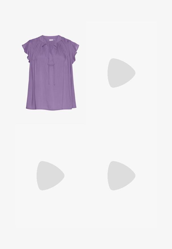 Lila Bluse mit kurzen, schwingenden Ärmeln, runder Ausschnitt, gebundenem Detail an der Vorderseite und glattem, fließendem Stoff.; Gestreiftes ärmelloses Kleid in Rosa und Weiß mit gerafftem Material, leichtem Stoff und verstellbaren Trägern. Ausgestellt designte untere Partie.; Schwarze und hellrosa Wildleder-Ballerinas mit elastischen Riemen, runder Zehenpartie und strukturiertem Gummisohle, die ein kleines Logo an der Vorderseite aufweisen.; Gelbe lackierte Lederhandtasche mit runder Form, einem einzelnen oberen Griff und einer silbernen Logo-Platte. Verfügt über einen Reißverschluss und eine glatte Textur.
