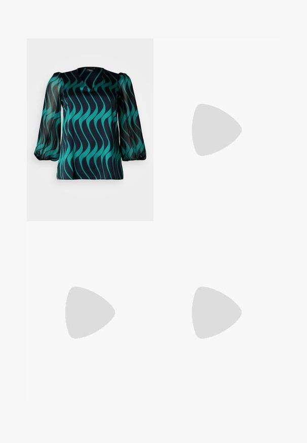 Tumedast mereteest blouse, millel on teal lainemuster, V-kujulise kaeluse ja läbipaistvad puff-särgid. Sujuv kangas, millel on veidi vabam lõige.; Mustad puuvillased püksid sirge säärega, millel on ees taskud, kuldne nööp sulgemiseks ja voltitud vars. Sile tekstuur.; Bežid lame sandaal, millel on mitu peenikest rihma ja reguleeritav pandla. Tallal on lame pind, mille ääres on kerge tumedam kontrast.; Mustgamma nahast kott, millel on sile tekstuur, struktureeritud kuju, kaks käepidet ja esiküljel silmapaistev hõbedane pandla detail.