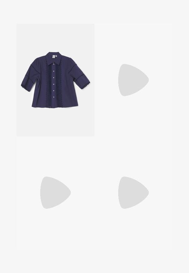 YAS YASMELINA - Cămașă - dunkelblau; Pantaloni negri, cu pantaloni largi, cu un brâu elastic și un mic logo alb Nike. Materialul are o textură netedă, conceput pentru confort și purtare casual.; Tricou rayé alb-negru, fustă plisată bej, adidași negri cu accente albe, purtați cu șosete negre de tip crew.; O pereche de ochelari de soare rectangulare cu rame translucide de un albastru deschis și lentile de culoare gri închis, având temple drepte și detalii hardware minime.