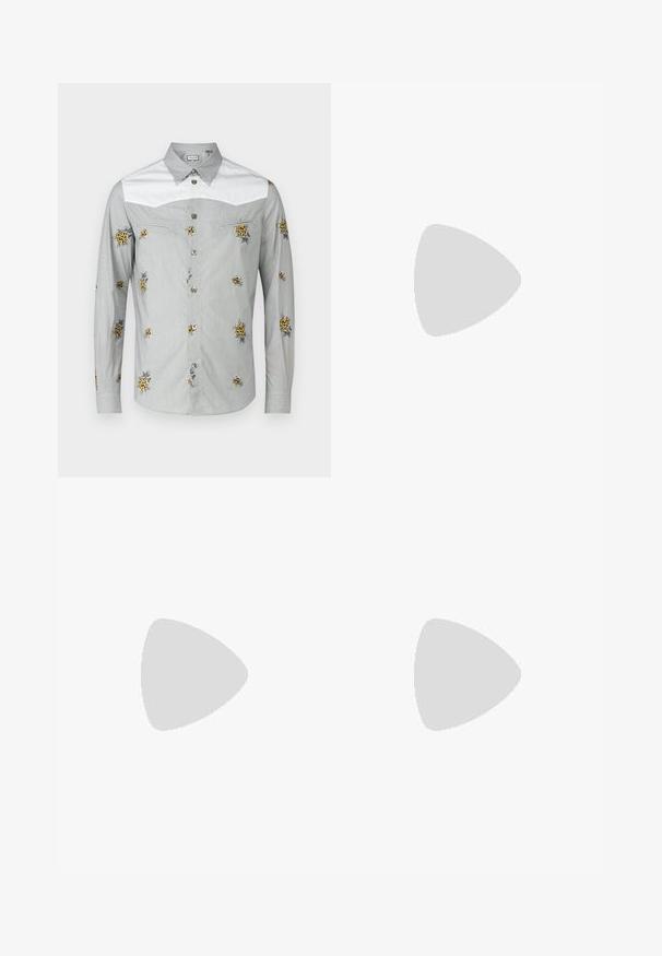 Langarmhemd in Hellgrau mit weißer Passe, featuring gelben Blumenstickereien und silbernen Knöpfen. Weicher Stoff mit glatter Textur.; Hellblaue Denim-Jeans mit hoher Taille, geraden Beinen und abgewetzten Details am rechten Oberschenkel und linken Knie.; Schwarzer geflochtener Slipper mit einem glatten Lederakzent im Obermaterial, einem runden Zehendesign und einer flachen Gummisohle.; Schwarze rechteckige Sonnenbrille mit grünen Gläsern, glänzendem Rahmen, metallischen Beschlägen und goldfarbener Logoplatte am Bügel.
