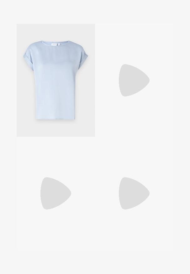 Top corto azzurro chiaro a maniche corte realizzato in tessuto morbido. Presenta un collo rotondo e risvolti, con una vestibilità comoda.; Pantaloni bianchi a campana con texture liscia e linee pulite, dotati di una vita di altezza media e senza hardware o motivi visibili.; Sneaker bianco in pelle con punta perforata, suola testurizzata e lacci bianchi, abbinati a pantaloni rossi larghi e uno sfondo blu e giallo.; Occhiali da sole neri e angolari con lenti grigie; realizzati in plastica, con aste spesse dalla superficie liscia e senza hardware visibile.; Borsa hobo nera realizzata in materiale similpelle liscio con manico intrecciato, caratterizzata da una forma morbida e arrotondata e una chiusura superiore con cerniera.; Orecchini a cerchio in oro con una finitura liscia e lucida. Design circolare con un piccolo perno e una chiusura trasparente per un indosso sicuro.