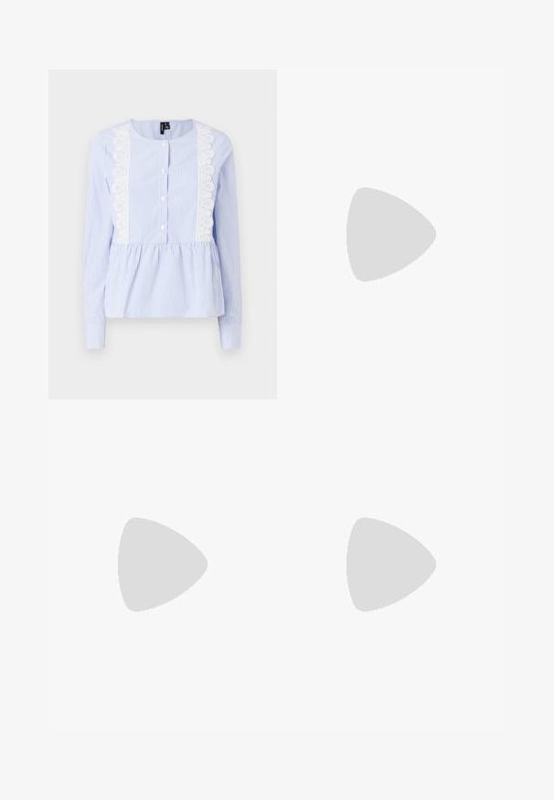 Camisa listrada azul clara com mangas longas, com rendas nas laterais, fecho à frente com botões e bainha peplum franzida. Textura de tecido macio.; Calças de fato brancas, de corte descontraído, feitas de um tecido macio, com um cós elástico e um cordão de ajuste, apresentando um design de pernas retas.; Sandálias brancas de salto alto com um salto robusto, apresentando um design com tiras e amarração no tornozelo. Textura suave com uma plataforma na frente para altura adicional.; Bolsa transversal de couro castanho com um formato curvado, ferragens douradas e um detalhe de fivela. Inclui uma alça de ombro destacável.