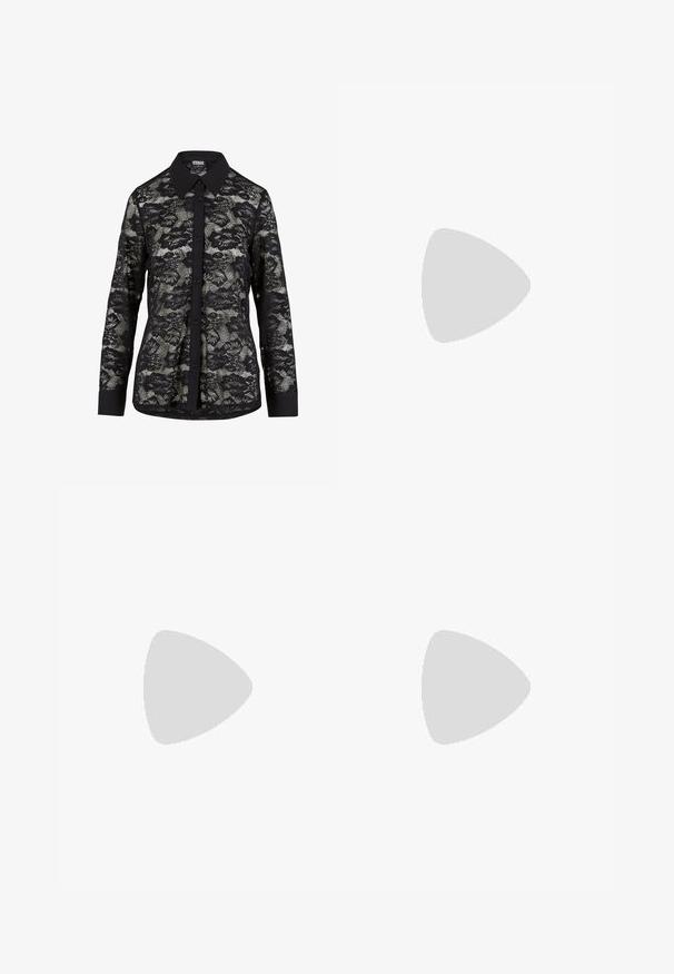 Zwarte kanten blouse met een kraag, voorzien van een bloempatroon, knoopsluiting aan de voorkant en lange mouwen met een effen zwarte manchetdetail.; Zwarte broek met een rechte pasvorm, voorzien van zijzakken en plooien aan de onderzijde. Gemaakt van zachte, gladde stof. Geschikt voor verschillende gelegenheden.; Zwarte gepatenteerde sandalen met hak en een vierkante neus, enkelbandjes en zilveren gespen. Heeft een stevige blokhak voor stabiliteit.; Zwarte leren handtas met een gladde textuur, rechthoekige vorm en twee lange handvaten. Geen zichtbare hardware of versieringen.