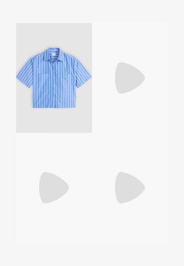 Camicia a maniche corte blu con bottoni e strisce verticali bianche. Presenta due tasche frontali e un colletto a punta. Realizzata in un tessuto leggero.; Jeans a gamba larga in denim bianco sporco. Design a vita alta con chiusura a bottone, due tasche frontali e dettagli di cucitura a contrasto.; Décolleté a punta, color crema, con tacco a blocco. Presenta una sottile cinghia alla caviglia con una fibbia rotonda e una texture in pelle liscia.; Borsa a tracolla in pelle marrone con texture, dotata di catena dorata e chiusura a pattina. Sul davanti presenta un dettaglio con logo e una tasca sotto la pattina.