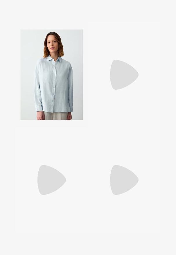 Himmelblaues, langärmliges Hemd mit Knöpfen aus strukturiertem Stoff, mit einem Kragen und dezenter glänzender Oberfläche; hat passende Knöpfe.; Dunkelgrüne Jeans im weit geschnittenen Style, hergestellt aus einem Baumwollgemisch. Sie verfügen über einen Frontknopfverschluss, fünf Taschen und klassische Denim-Nähte.; Schwarze Wildleder-Espadrilles mit einem dünnen Knöchelriemen, offener Zehenpartie und moderatem Blockabsatz. Glatte Textur und minimale Akzente.; Braune Ledertasche mit zwei langen Griffen, strukturierte rechteckige Form, glatte Textur und dezente Nähdetails.