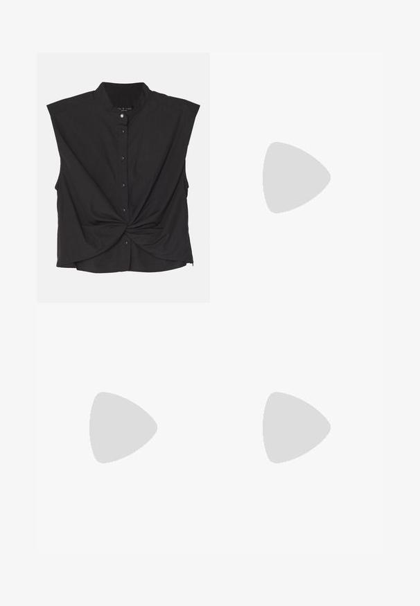 Cămașă neagră cu guler înalt, mâneci scurte, design cu față răsucită și un material neted, ușor.; Pantaloni scurți negri, până la genunchi, din bumbac, având un croi drept, laur de curea și fără buzunare vizibile. Textură fină și ajustare personalizată.; Pantofi cu toc slingback negri din patent, cu vârf ascuțit, cu imprimeu de șarpe texturat, curea ajustabilă și toc scurt texturat.; Geantă neagră din piele, tip crossbody, cu două buzunare frontale, catarame aurii, închidere cu fermoar și o curea subțire. Suprafață texturată și formă rectangulară compactă.