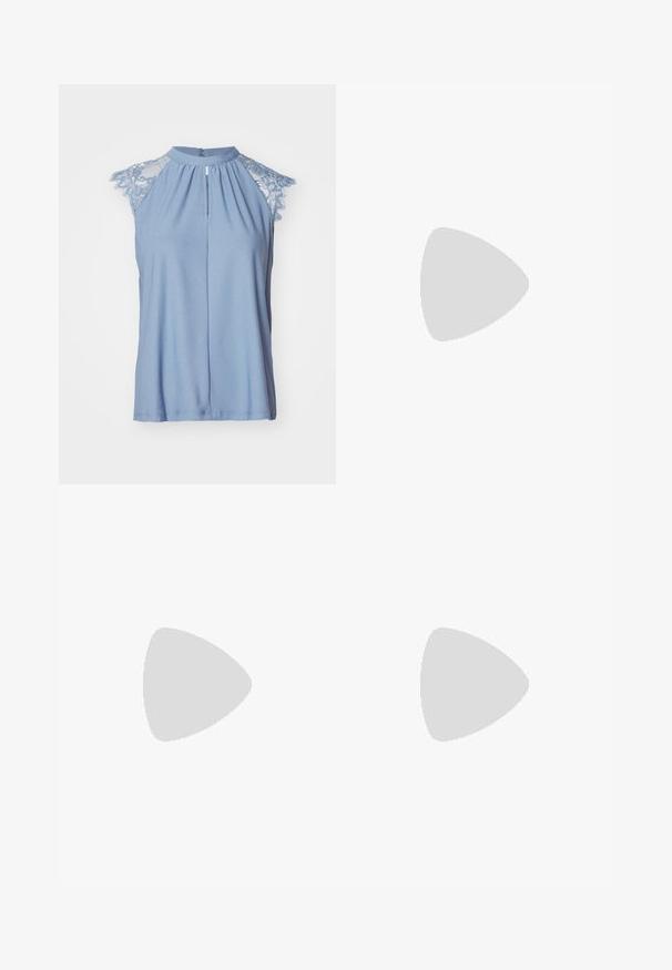 Top senza maniche di colore azzurro chiaro con maniche in pizzo, scollatura alta, piega anteriore e chiusura con bottone sul retro. Tessuto morbido e liscio.; Jeans in denim blu a vita alta con design a gamba larga, dotati di tasca frontale, chiusura con bottone in ottone e cuciture a contrasto.; Tacchi slingback neri in pelle con punta appuntita, lati aperti e tacco corto e svasato. Texture liscia e design minimale.; Occhiali da sole gialli trasparenti con lenti turchesi, forma quadrata e un design distintivo degli occhiali con tempie angolate e dettagli incisi.