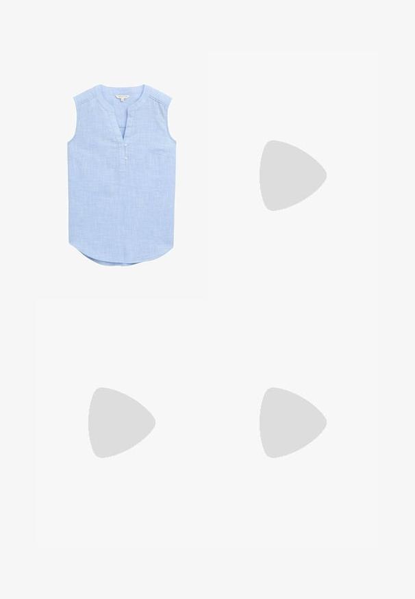 Kortarmig, lichtblauw shirt met een subtiel ruitpatroon, ronde halslijn, een stofsluiting met twee knopen en een licht gebogen zoom.; Donkerblauwe wijde jeans met een hoge taille, voorzakken en een klassieke denimtextuur. Afgewerkt met subtiele stiksels en rechte broekspijpen.; Beige en witte sneakers met een gestructureerde bovenkant, vetersluiting en gevoerde kraag. Voorzien van drie witte zijstrepen en een rubberen zool.; Marineblauwe draagtas van glad nylon, met twee gestructureerde handvatten en een zwart rechthoekig logo-opdruk op de voorkant.