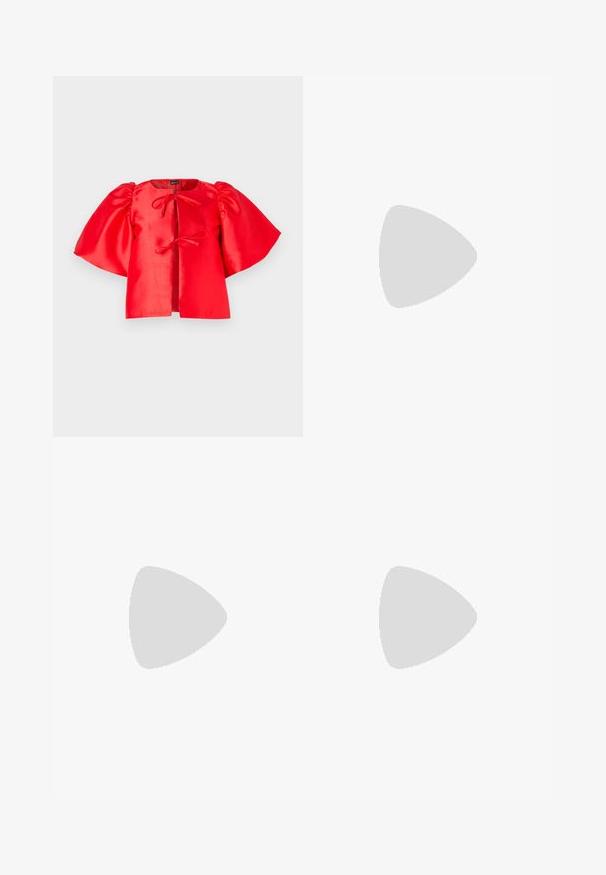 Blusa rossa di satin con maniche corte e voluminosi e chiusura anteriore con nodo. Tessuto liscio e design cropped, con scollatura aperta.; Jeans a gamba larga di colore blu scuro realizzati in denim. Presentano una cintura con cintura e più bottoni, tasche frontali e un orlo pulito.; Scarpe piatte argento e bianche con cinturini incrociati e dettagli testurizzati, abbinate a pantaloni neri larghi. Ambientate su un pavimento blu.; Borsa in plastica rossa con design a reticolo a rombi, due manici e base solida. Sul fronte è impresso il numero "57".