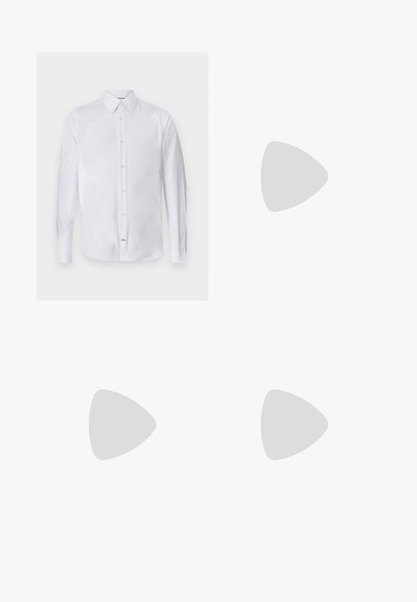 Witte langesleeve shirt gemaakt van soepele stof, met een klassieke kraag en een voorpand met knopen, minimalistisch ontwerp.; Oranje shorts gemaakt van zachte stof met een gladde textuur, met zijzakken en een gebogen zoom, gecombineerd met witte sneakers.; Zwarte leren instapper met een ronde neus, een decoratieve band en hardware, en een chunky, gestructureerde zool. Glad afwerking met subtiele details.; Zilveren ketting met dikke schakel en een centraal ronde hanger met ingewikkelde details. Gladde, reflecterende metalen oppervlakte.