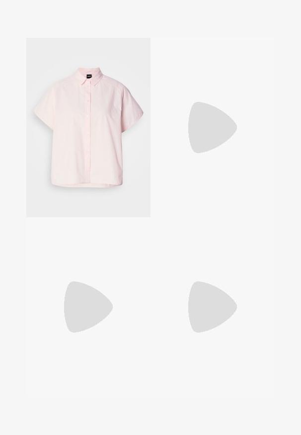 Šviesiai rožinė trumpomis rankovėmis marškinėlių palaidinė, pagaminta iš medvilnės. Yra klasikiniai apykaklės, priekiniai mygtukai ir išlenktas apatinis kraštas. Lygi tekstūra.; Juodi pritaikyti kelnių modeliai su tiesiomis kojomis, pasižyminčios lygiomis tekstūromis ir ryškiomis klostėmis priekyje. Nėra matomų detalių.; Juodas odinis pavasario batelių modelis su smailiu nosiu, turintis siaurą kulniuką ir auksinės spalvos akcentu reguliuojamoje juostoje. Lygi tekstūra.; Juoda odinė rankinė su struktūrizuotu dizainu, turi trumpą formą, viršutinę rankeną ir auksinius akcentus. Pridėtas reguliuojamas peties diržas.