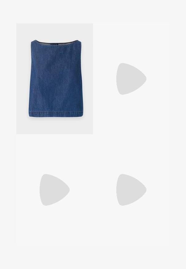 Denim top met een vierkante halslijn en zonder mouwen. Donkerblauwe kleur, nette afwerking met zichtbare stiksels en een licht gestructureerd oppervlak.; Wijduitlopende denim broek met een lichte naar donkere blauwe gradient, hoge taille, riemlussen en een bijpassende stoffen riem. Gestructureerde denimafwerking.; Zwarte leren puntige pump met een enkelbandje en een chunky hak. Vlakke textuur, strakke vormgeving en minimalistische esthetiek.; Zwarte leren handtas met een gladde textuur, rechthoekige vorm en twee lange handvaten. Geen zichtbare hardware of versieringen.