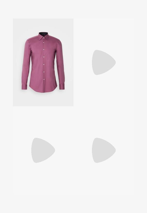 Ilga rankovė, prigludusi marškiniai tamsiai migdolo spalvos, su plačiu apykaklė, sagų užsegimu ir kontrastine raštuota vidine dalimi apykaklėje bei rankogaliuose.; Ilga rankovė mėlyna polo marškinėliai su smėlio spalvos apykakle ir rankogalviais, suapvalinta emblema su tekstu kairėje krūtinės pusėje.; Tamsiai mėlynos džinsinės kelnės su išplėstais apačiais, suplėšytais plyšiais ir nusidėvėjimo detalėmis priekyje. Turi penkis kišenes ir sagčių užsegimą.; Juoda odinė-botas su suapvalintu pirštu, raištelių dizainu, šešiais akytėmis ir tekstūruota guminėmis padangomis. Include užtrauktukas gale.