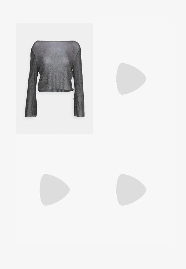 Top corto a maniche lunghe di colore nero con una finitura metallica. Realizzato in un tessuto trasparente e leggero, presenta un ampio scollo e un orlo dritto.; Pantaloni neri a gamba dritta, con tasche frontali e spacchi laterali all'orlo. Realizzati in tessuto morbido e liscio. Adatti a diverse occasioni.; Décolleté in vernice nera con punta affusolata e tacco in geometria cubica. Presentano un design elegante e minimalista, con una texture liscia.; Borsa a tracolla nera in pelle con una forma curva, manico rimovibile e accessori dorati. La borsa presenta una patta con un dettaglio a fibbia.