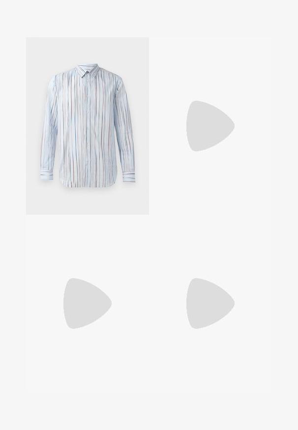 Chemise à manches longues rayée en bleu clair, avec des lignes verticales rouges, bleues et noires. Boutonnée à l'avant avec un col classique et des détails aux poignets.; Pantalons cargo noirs en coton à coupe ample, dotés de deux poches latérales et de texte brodé sur la jambe gauche.; Stuart Weitzman CLUB CLASSIC PENNY LOAFER - Mocassins de ville - black; Sac à bandoulière en cuir noir avec une poche avant zippée, logo embossé et une bandoulière ajustable. Texture lisse avec une forme structurée.