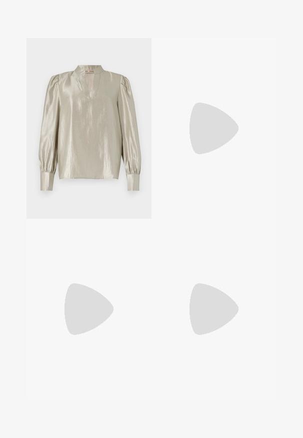 Blusa grigia chiara con finitura lucida, dotata di un collo alto, una scollatura a V e maniche lunghe arricciate con polsini aderenti.; Pantaloni in un tessuto satin beige chiaro con una texture liscia, caratterizzati da una vita alta, gambe larghe e pieghe sottili per un tocco di dettaglio.; Décolleté in vernice nera con cinturino dietro, punta affusolata, design con ritagli arrotondati e tacco a blocco. Presenta un accento di fibbia tono oro.; Borsa nera con forma strutturata, texture liscia e una chiusura metallica. Abbinata a pantaloni neri larghi e sandali open-toe su un pavimento in legno.