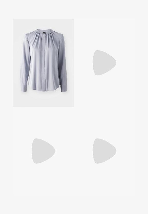 Blusa grigia chiaro a maniche lunghe con Collo arricciato, chiusura con bottoni frontale e polsini. Realizzata in tessuto liscio con una consistenza morbida.; Pantaloni neri a gamba larga con due pieghe frontali, vita elasticizzata e zip laterali per dettagli. Texture liscia e design minimalista.; Decolleté in pelle nera con punteggiatura e tacco quadrato spesso. Texture liscia, design semplice, adatto per ambienti formali.; Borsa a mano in pelle nera con forma triangolare, una tracolla sottile e accessori in argento. Presenta una chiusura con zip e un logo impresso sul davanti.