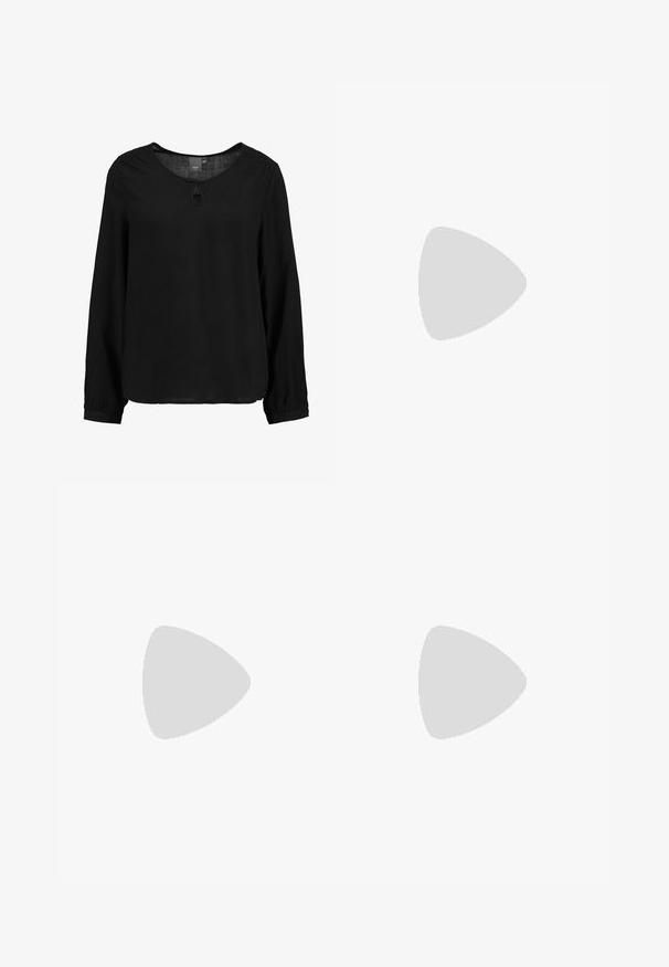ICHI IHMAJA LS - Bluse - black; Hvide højtaljede jeans med bred benåbning, lavet af denim; har fem lommer, kobbernitter og en lynlåslukning.; Hvide højhælede sandaler med en kraftig hæl, der har et stropdesign og ankelbinding. Glat tekstur med en platform foran for ekstra højde.; Hvid struktureret taske med korte håndtag og en skulderrem, prydet med guldfarvede hardwaredetaljer og tekstureret materiale, præsenteret mod en grå baggrund.
