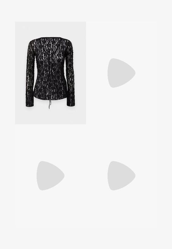 Gina Tricot TIE FRONT  - Camicetta - black; Jeans flared di colore blu chiaro in denim, dotati di vita alta, design a cinque tasche e una leggera sfumatura verso l'orlo.; Stivali da cowboy in pelle marrone con punta affusolata e tacco a blocco, caratterizzati da dettagliati ricami e accenti rialzati sul gambale.; Borsa a mano in pelle nera con patta e dettaglio in metallo dorato. Include una tracolla nera e un design elegante e minimalista.; Orecchini a cerchio in argento con un design torciglionato, caratterizzati da una finitura lucida e chiusura a perno. Misurano circa 3 cm di diametro.