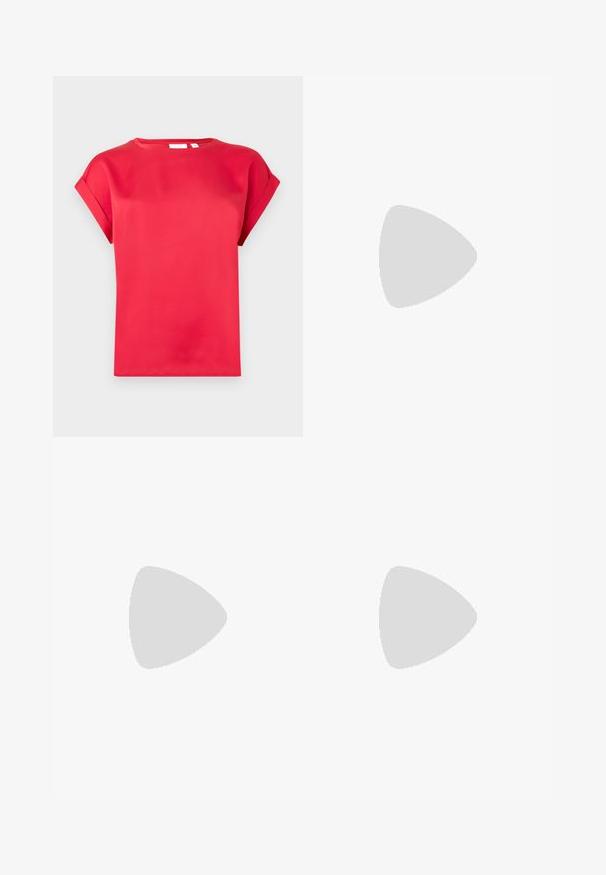T-shirt rouge à manches courtes en tissu lisse avec un col rond et des manches retroussées, présentant une coupe décontractée et sans motifs visibles.; Pantalons taille haute marron avec des plis, fabriqués en tissu lisse. Coupe ample, design droit, avec passants de ceinture et fermeture éclair.; Escarpin à talon slingback à bout pointu en matériau beige lisse et brillant. Présente un design de découpes courbées et un talon aiguille fin. Détail de boucle en argent.; Sac à main en cuir marron avec une forme conique, des poignées robustes et des coutures blanches contrastées. Dispose d'une bandoulière amovible pour plus de polyvalence.