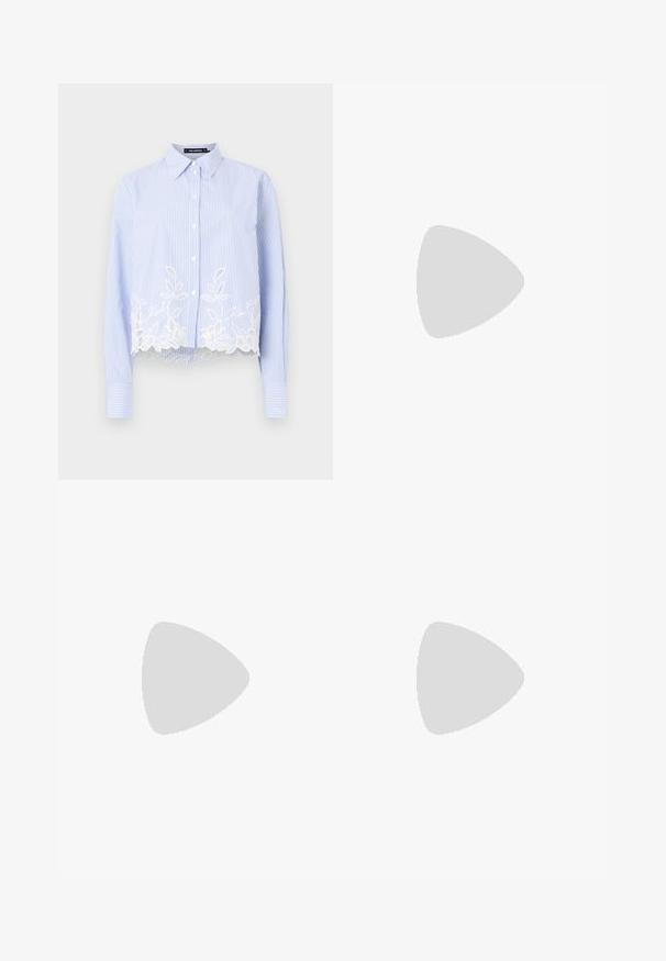 Camicia a righe blu e bianche con colletto a punta, caratterizzata da un bordo in pizzo bianco all'orlo e maniche lunghe.; Jeans in denim azzurro chiaro con una vestibilità ampia, gambe larghe e tasche anteriori a toppa. Presentano una chiusura con bottone e passanti per cintura.; Sandali neri con tacco alto presentano sottili cinturini con design annodato, una punta quadrata liscia e un elegante tacco a spillo.; Borsa a mano metallica grigia chiara con tracolla a catena, impreziosita da piccoli chiodi metallici circolari e da un logo triangolare del marchio.; Orecchini a cerchio in argento con una finitura liscia e lucente. Forma arrotondata, design leggero, con chiusura a perno.
