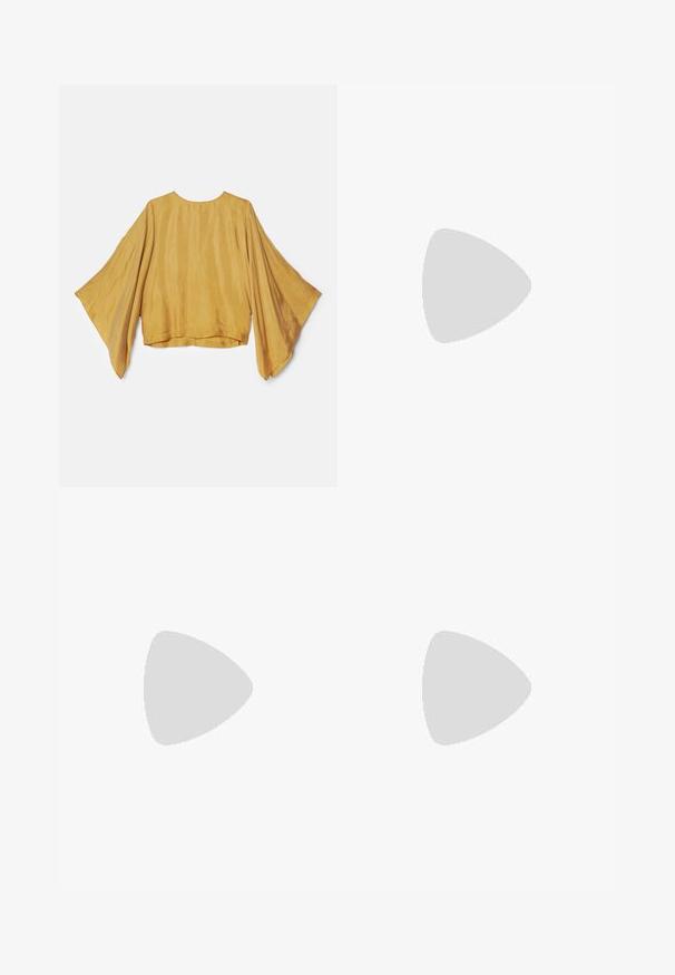 Senfgelbe Bluse mit weiten, schwingenden Ärmeln. Glattes, leichtes Material mit rundem Ausschnitt und dem Rückensaum, der leicht länger als die Vorderseite ist.; Dunkelblaue Jeans mit hoher Taille, vorderen Taschen und weit ausgeschnittenen Beinen, flach auf einem weißen Hintergrund ausgestellt.; Schwarze Lackleder-Slingback-High Heels mit spitzem Schuh und einem geometrischen Blockabsatz. Verfügt über ein schlankes, minimalistisches Design und eine glatte Textur.; Goldfarbene metallische Handtasche mit strukturiertem Design, glatter Textur und verstellbarem Tragegurt. Sie verfügt über eine einzigartige dreieckige Form und minimalistische Nähte.