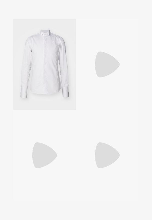Pal Zileri CAMICIA - Formāls krekls - white; Brūni, augstos šortos izgatavoti no teksturēta auduma. Iezīmē plašas kājas un divas priekšējās krokas, kas nodrošina struktūru. Kārtīga apdare bez redzamām detaļām.; Melnas ādas kurpes ar gludu tekstūru, noapaļu purngalu un dekoratīvu siksniņu pāri priekšpusei. Zems sakrauts papēdis, minimālisma dizains.; Plastmasas saulesbrilles ar bruņurupuču rakstu, oktagona formas brūnas lēcas un plānas zelta detaļas rāmī.