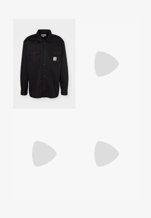 Camicia nera con bottoni e due tasche sul petto, realizzata in tessuto robusto. Presenta una patch con il logo Carhartt. Maniche lunghe con polsini a bottoni.; Maglietta bianca in cotone con maniche corte, scollatura rotonda, vestibilità comoda e senza loghi o motivi visibili. Texture liscia e design minimale.; Pantaloni jogger neri realizzati in tessuto morbido, dotati di una vita elastica con coulisse, polsini a costine e un piccolo logo sulla coscia sinistra.; Sneakers in pelle bianca con perforazioni, punta rotonda, suola piatta e lacci spessi, con logo swoosh visibile e "AIR" sul tallone.