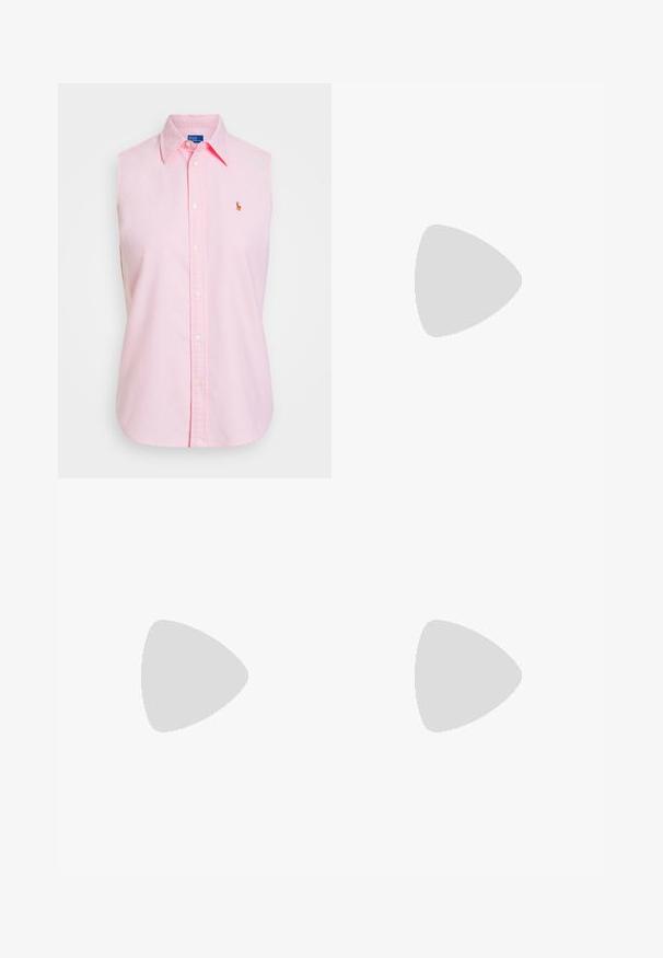 Γυναικείο αμάνικο πουκάμισο ροζ από βαμβάκι με κουμπιά μπροστά, κωνικό γιακά και ελαφρώς κεντημένο λογότυπο στην αριστερή πλευρά του στήθους. Λείο ύφασμα και άνετη εφαρμογή.; Polo Ralph Lauren COTTON CORDUROY WIDE-LEG PANT - Παντελόνι - warm white; Λευκά, ναυτικά και ανοιχτό μπλε σουέτ αθλητικά παπούτσια με χοντρή σόλα και κυκλικό κεντητό λογότυπο στο πλάι.; Ναυτικό καμβά σάκος duffel με καφέ δερμάτινες ιμάντες, κλείσιμο με φερμουάρ και μικρή κόκκινη λεπτομέρεια λογότυπου μπροστά, με ευρύ, ευρύχωρο σχεδιασμό.