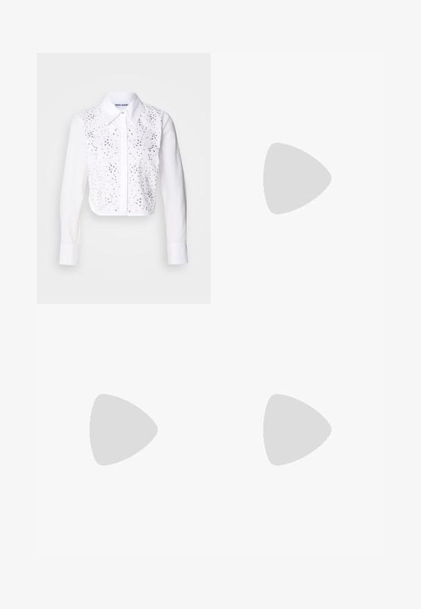 Camicia bianca cropped con collo a punta, arricchita da borchie argentate sul davanti. Chiusura con bottoni, maniche lunghe con polsini.; Canotta bianca senza maniche realizzata in tessuto a costine, con scollatura rotonda e bordi senza cuciture per una vestibilità liscia.; Jeans a gamba larga di un blu chiaro, realizzati in denim, con vita alta, lavaggio sbiadito e un sottile motivo tie-dye sulla parte anteriore.; Mule beige con tacco a blocco e punta aperta, caratterizzate da una tomaia decorata e una finitura liscia. Tacco a blocco con un leggero accento nero alla base.