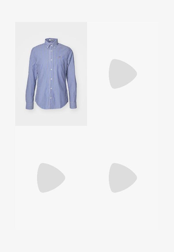 Camisa de botones con rayas verticales azul y blancas, un cuello puntiagudo y mangas largas con puños a rayas en contraste.; Pantalones de pierna ancha hechos de tela gris oscura. Cuenta con pliegues en la cintura, un diseño a medida y una silueta recta.; Zapato oxford de cuero negro con diseño de cordones, punta redonda, suela de goma plana y un sutil detalle de costura en la parte superior.; Gafas de sol negras con montura rectangular, lentes ahumados grises y diseño con corte en el puente. Material plástico brillante y elegante, con varillas estrechas.