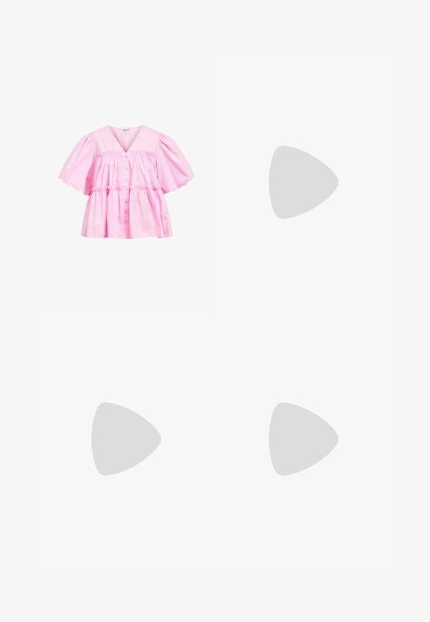 Blusa rosa con scollatura a V, maniche corte a palloncino, orlo scallop e chiusura frontale con bottoni. Realizzata in cotone leggero con una vestibilità morbida e arricciata.; Jeans a gamba larga di un blu chiaro in denim, con vita alta, cinque tasche e un leggero sbiadimento. Taglio dritto con bordi orlati.; Sneaker beige in suede con dettagli rosa chiaro, suola in gomma testurizzata e tre strisce rosa laterali. Punta arrotondata e design con lacci.; Borsa a spalla bianca con una finitura testurizzata, un accentuato fermaglio centrale e una forma curva. Chiusure a cerniera su entrambi i lati.