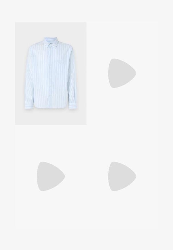 Camicia button-up a righe blu chiaro, maniche lunghe, colletto standard e una singola tasca sul petto. Realizzata in un tessuto morbido con righe verticali.; Jeans in denim di cotone beige con gamba dritta, cinque tasche, passanti per cintura e una zip per la chiusura. Texture leggermente sbiadita e cuciture a contrasto.; Infradito grigie con suola texturizzata e una resistente cinghia in gomma a fantasia. Presentano un profilo basso e un accento colorato lungo il bordo.; Occhiali da sole neri con montatura rettangolare, lenti grigie oscurate e design con intaglio sul ponte. Materiale plastico lucido e slanciato, con tempie sottili.