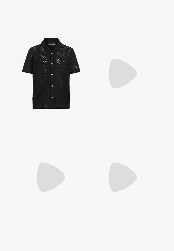 AllSaints QUINTA SHIRT - Camicia - jet black; Top in cotone bianco con scollo tondo e spalline larghe, abbinato a pantaloni beige chiaro con bottone e pieghe.; Jack & Jones JPSTBILL FLINT  - Shorts - black; Sandali in pelle nera con cinturini intrecciati, fibbia laterale per la regolazione, suola piatta e battistrada testurizzato per una migliore aderenza.
