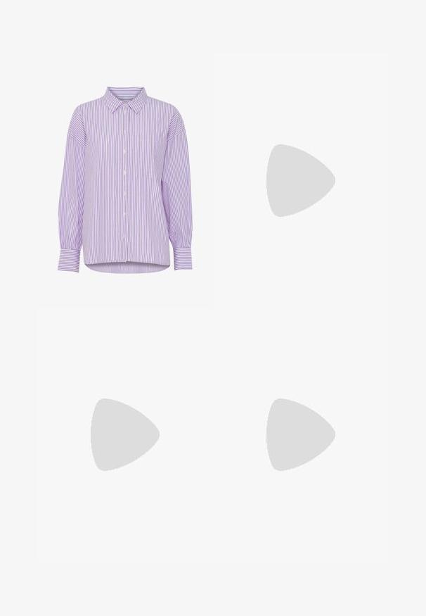 Lila och vit randig långärmad skjorta med knäppning framtill och en enda bröstficka. Har klassisk krage och avslappnad passform.; Svarta denimbyxor med rak bendesign, fem fickor, metallknappstängning och subtila sömmar. Slät textur.; Svart knähög stövel i faux läder med spetsig tå, slät yta och kraftig blockklack. Minimalistisk design utan synliga detaljer.; Svart lackläderhandväska med en rundad form, en axelrem, framfickor och detaljer i silverfärg.