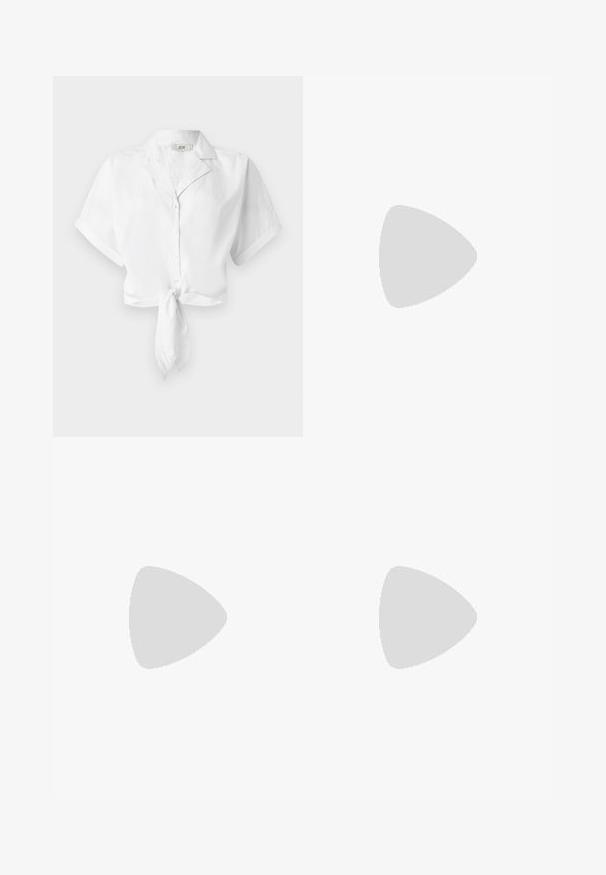 Camisa branca cropped com mangas curtas e colarinho, apresentando um nó na frente e fecho de botão ao centro. Tecido com uma textura suave.; Calças de ganga de perna larga com um gradiente de azul claro a escuro, cintura alta, passantes para cinto e um cinto de tecido a condizer. Acabamento em ganga texturizada.; Sandy em verniz preto com salto slingback, ponta afilada e salto geométrico. Apresenta um design elegante e minimalista com textura suave.; Bolsa de couro preta com forma curva, alça destacável e detalhes em dourado. A bolsa possui uma aba com detalhe de fivela.