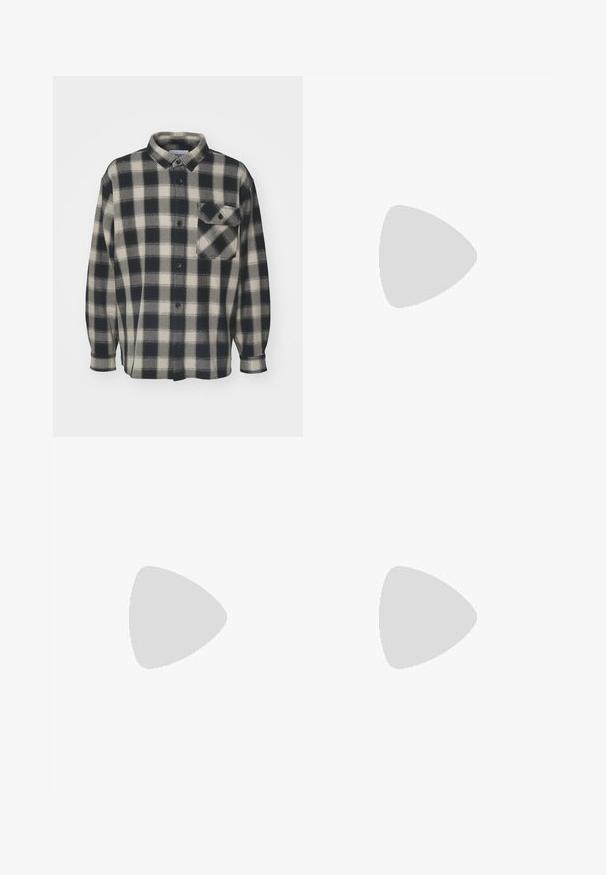 Camisa de franela a cuadros en negro y crema con mangas largas, cierre de botones y un bolsillo en el pecho. Textura suave, diseño con cuello y dobladillo recto.; Tres camisetas sin mangas de algodón de color blanco con canalé. Cuentan con cuello redondo y pequeñas etiquetas negras cerca del dobladillo. Disponibles en múltiples tamaños.; Pantalones de chándal grises de Nike con cintura ajustable, piernas ajustadas, bolsillos laterales y costuras distintivas. Tejido suave y texturizado.; Zapatilla deportiva gris con parte superior de malla y ante, acentos blancos, suela acolchada y un diseño distintivo con elementos reflectantes.