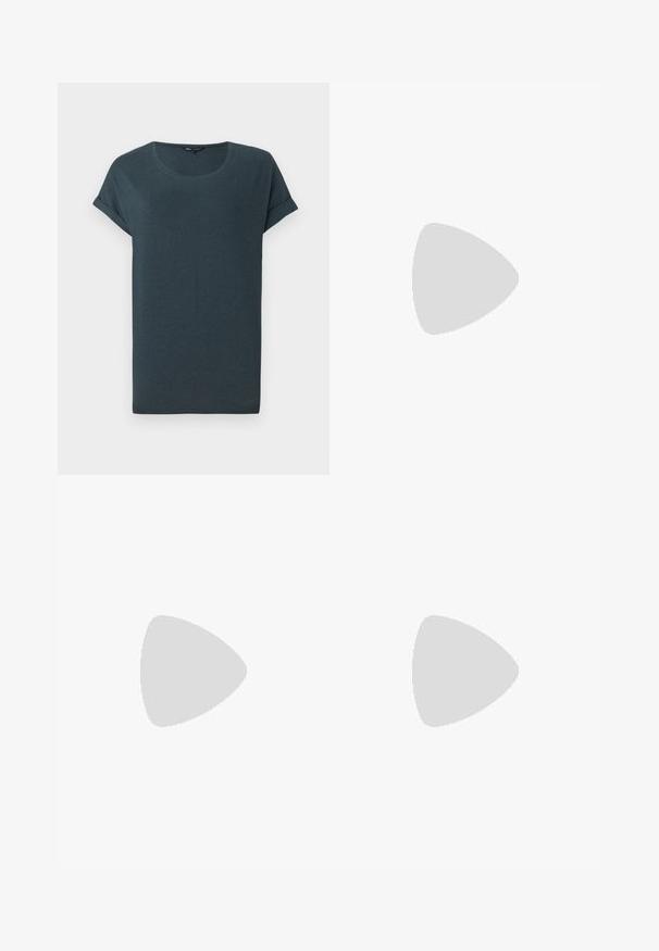 Tmavošedé tričko s krátkym rukávom, okrúhlym výstrihom, jemnou textúrou a vyrolovanými rukávmi, s jednoduchým, bezvýzdobným dizajnom.; Béžové kordové nohavice s voľným strihom, s elastickým pásom na šnúrku, dvoma prednými vreckami a vertikálnym ryhovaným vzorom.; Svetlosivé tenisky vyrobené z kože a sieťoviny, s tromi bielymi pruhmi, okrúhlou špičkou a gumovou podrážkou. Zlatý logový akcent pri šnúrkach.; Náušnice z kovu v zlatej farbe s elegantným, zakriveným dizajnom. Majú charakteristický špicatý tvar, leštený povrch a uzáver na pánt.