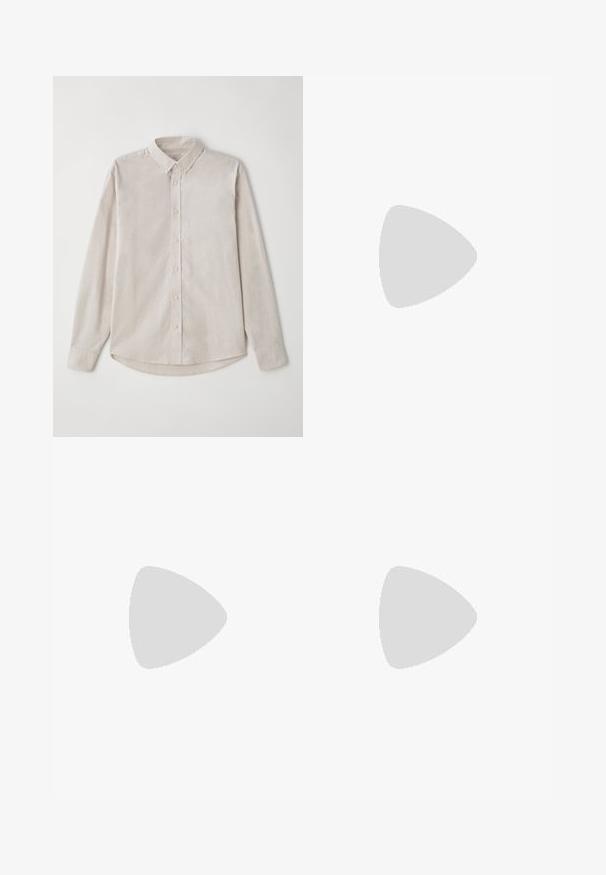 Svetlo bež srajca z dolgimi rokavi, izdelana iz mehke tkanine. Ima ovratnik z gumbi in osrednje zapiranje na gumbe z ukrivljenim robom.; Filippa K TERRY CROPPED TROUSERS - Hlače - sage melange; Črne usnjene loafer čevlje z gladko teksturo, zaobljenim nosom in dekorativnim trakom čez zgornji del. Nizka zložena peta, minimalističen dizajn.; Črne okrogla sončna očala s temnimi lečami in tankimi kovinskimi ročaji. Vključujejo prosojne konec ročajev in srebrne poudarke na tečaju. Minimalističen dizajn.